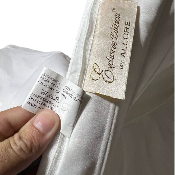 Allure Bridal P840 White A-Line Wedding Strapless Tiered Size 8 $1700 Retail - Picture 6 of 11